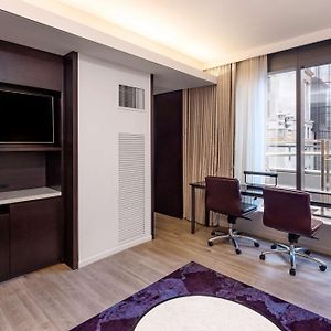 One-Bedroom Premier King Suite